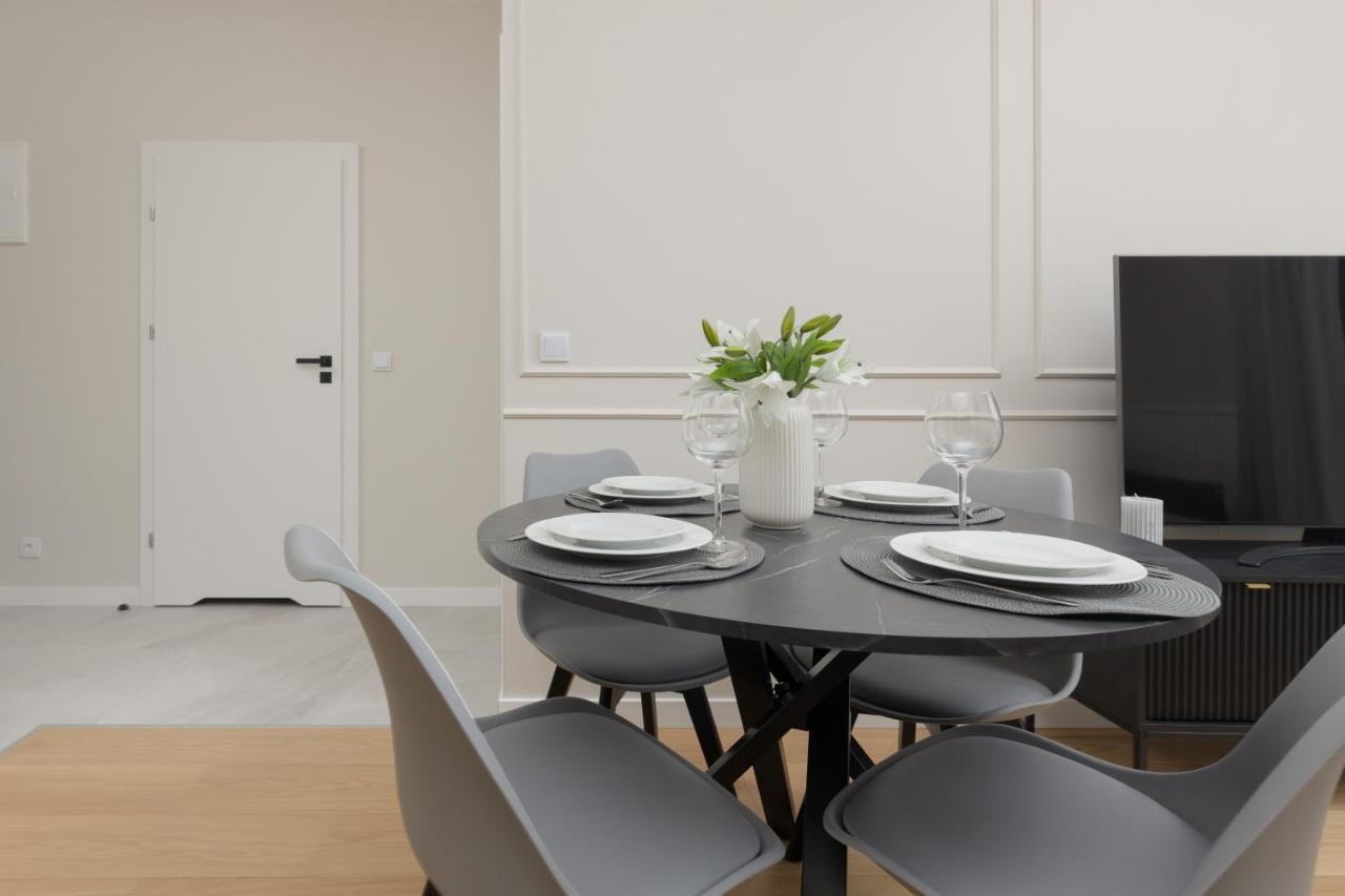 Wola Spacious Flat With Air Conditioning & Balcony By Noclegi Renters ワルシャワ エクステリア 写真