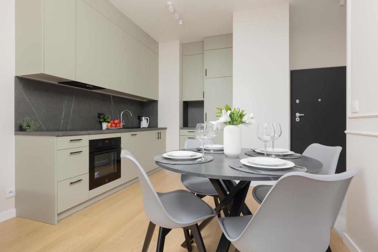 Wola Spacious Flat With Air Conditioning & Balcony By Noclegi Renters ワルシャワ エクステリア 写真