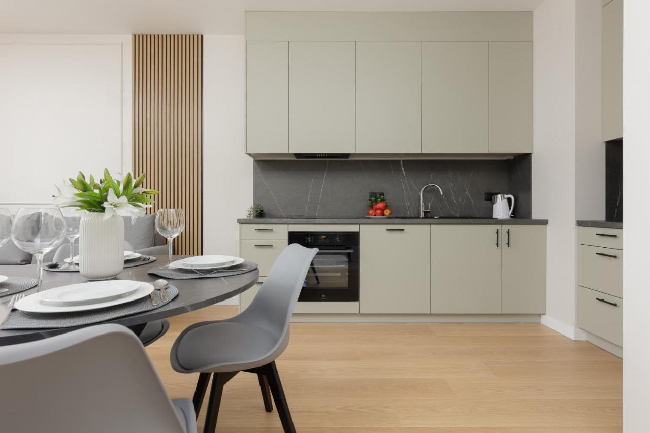 Wola Spacious Flat With Air Conditioning & Balcony By Noclegi Renters ワルシャワ エクステリア 写真