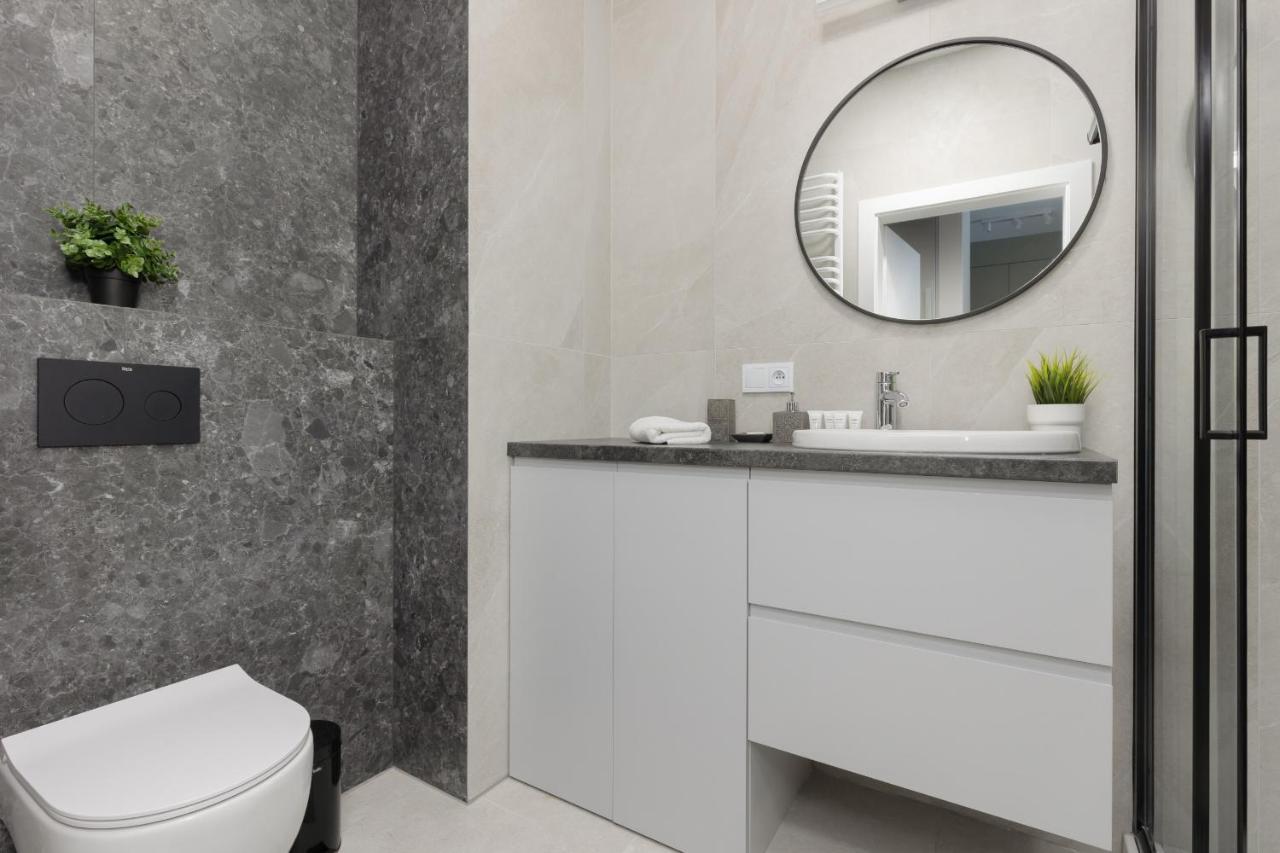 Wola Spacious Flat With Air Conditioning & Balcony By Noclegi Renters ワルシャワ エクステリア 写真